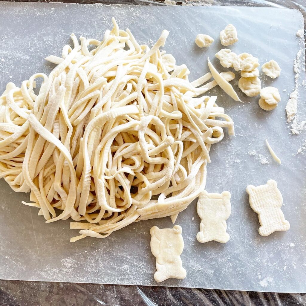 切ったうどんの麺