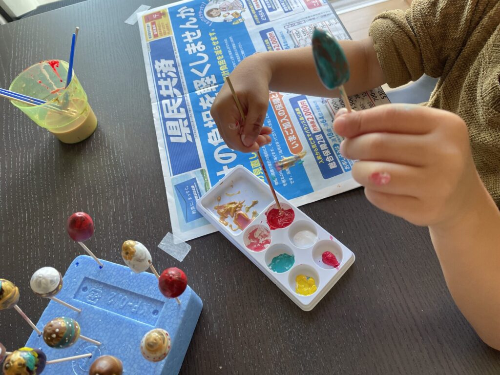 子どもがカラフルどんぐりを作る様子