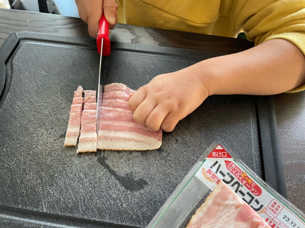 餃子の皮のミニピザ　ベーコン切る