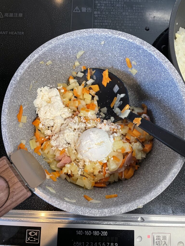 クラムチャウダー　小麦粉投入