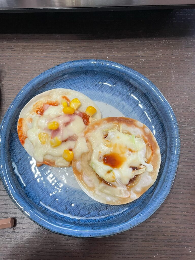 餃子の皮のミニピザ　皿にのる