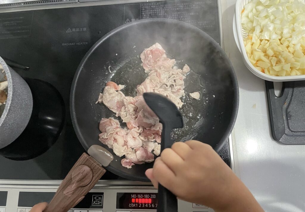 給食のポークビーンズ　ひき肉を炒める