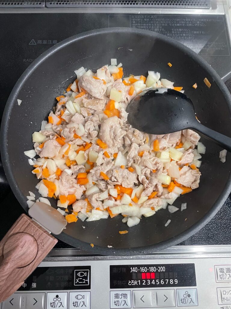 給食のポークビーンズ　野菜炒める