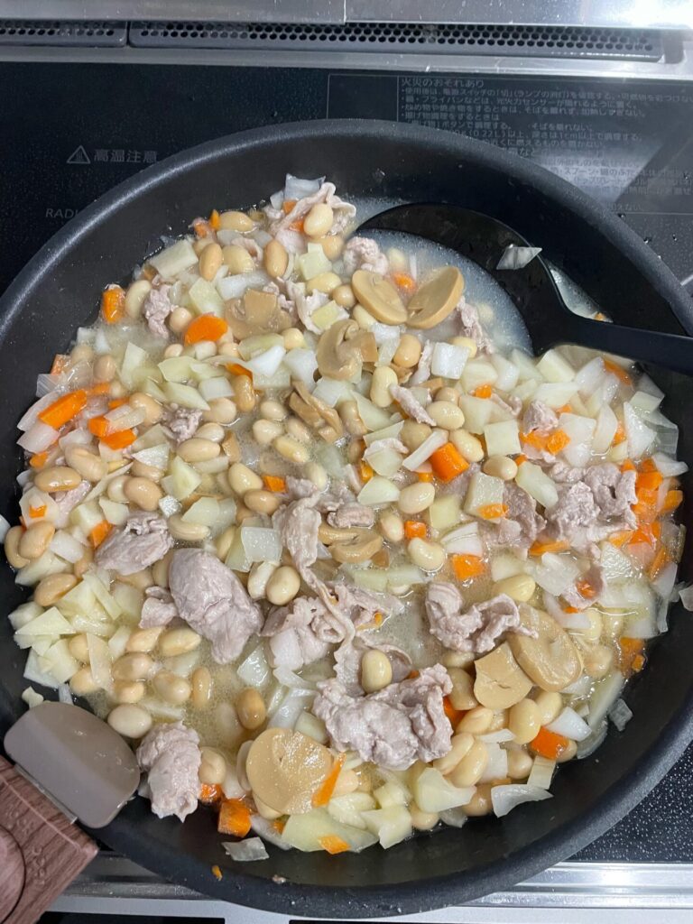 給食のポークビーンズ　水を入れる