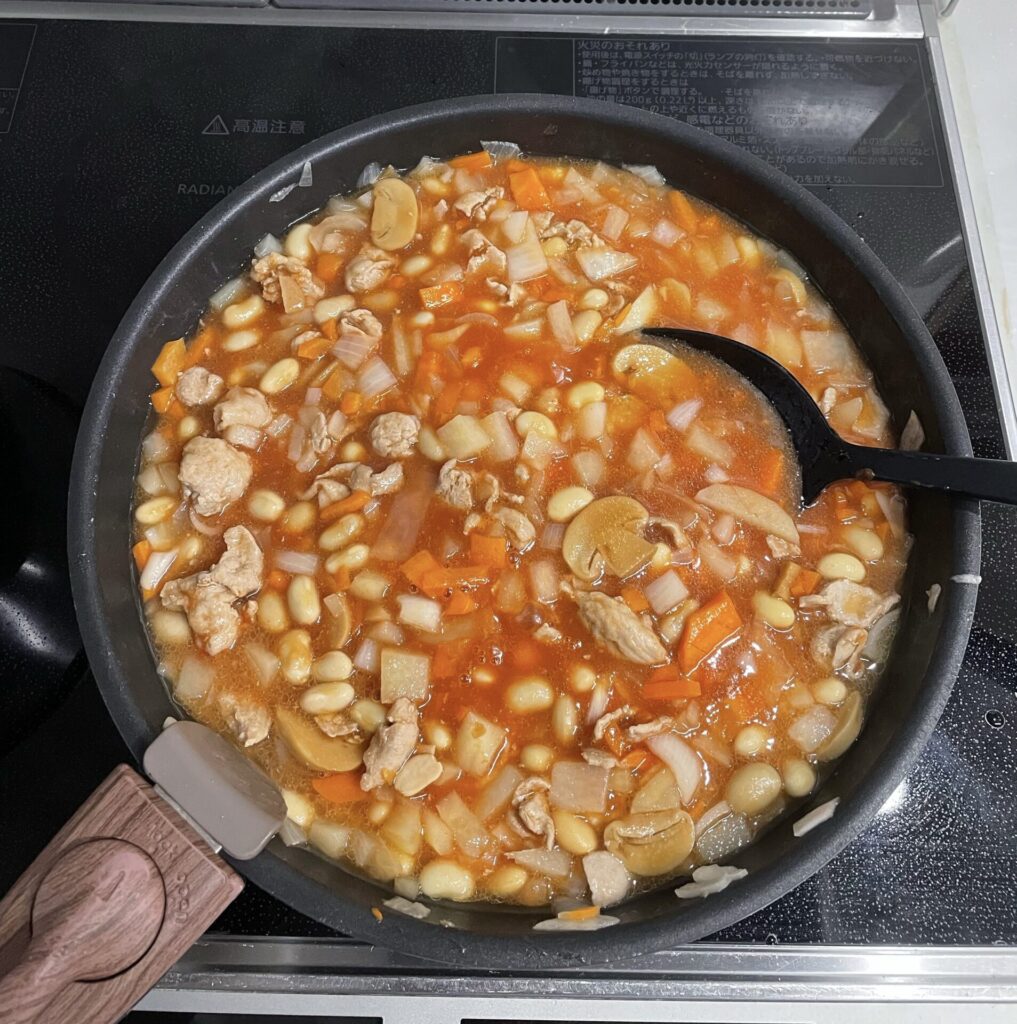 給食のポークビーンズ　鍋完成