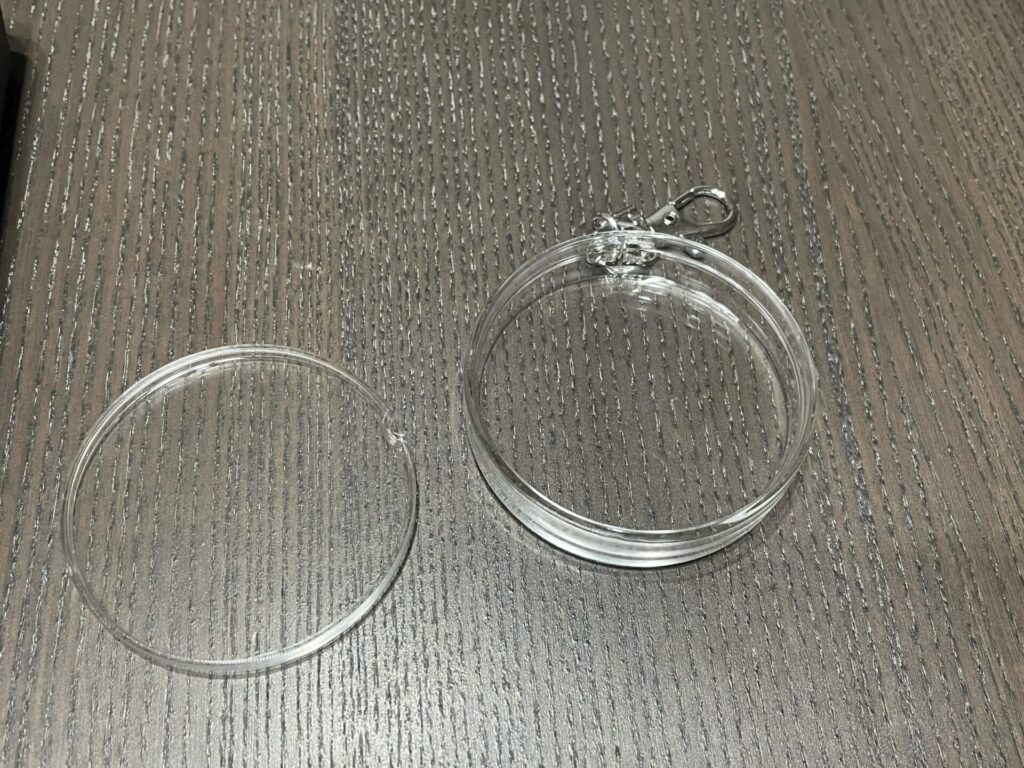 キーホルダーの蓋を開けたところ