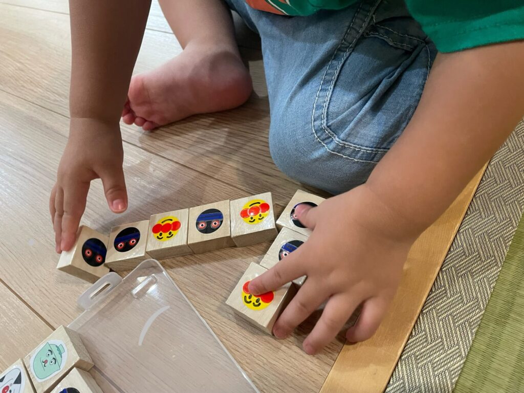 裏面で遊ぶ子ども