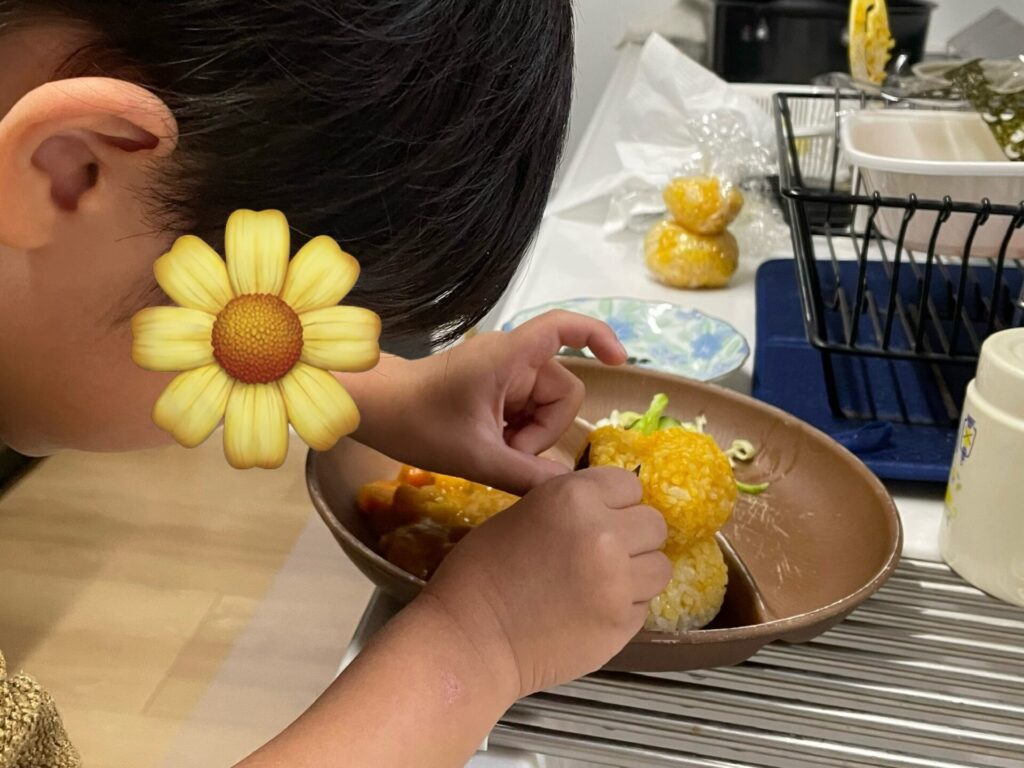 かぼちゃご飯を作る子ども