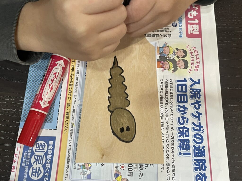 羽子板に絵を描く