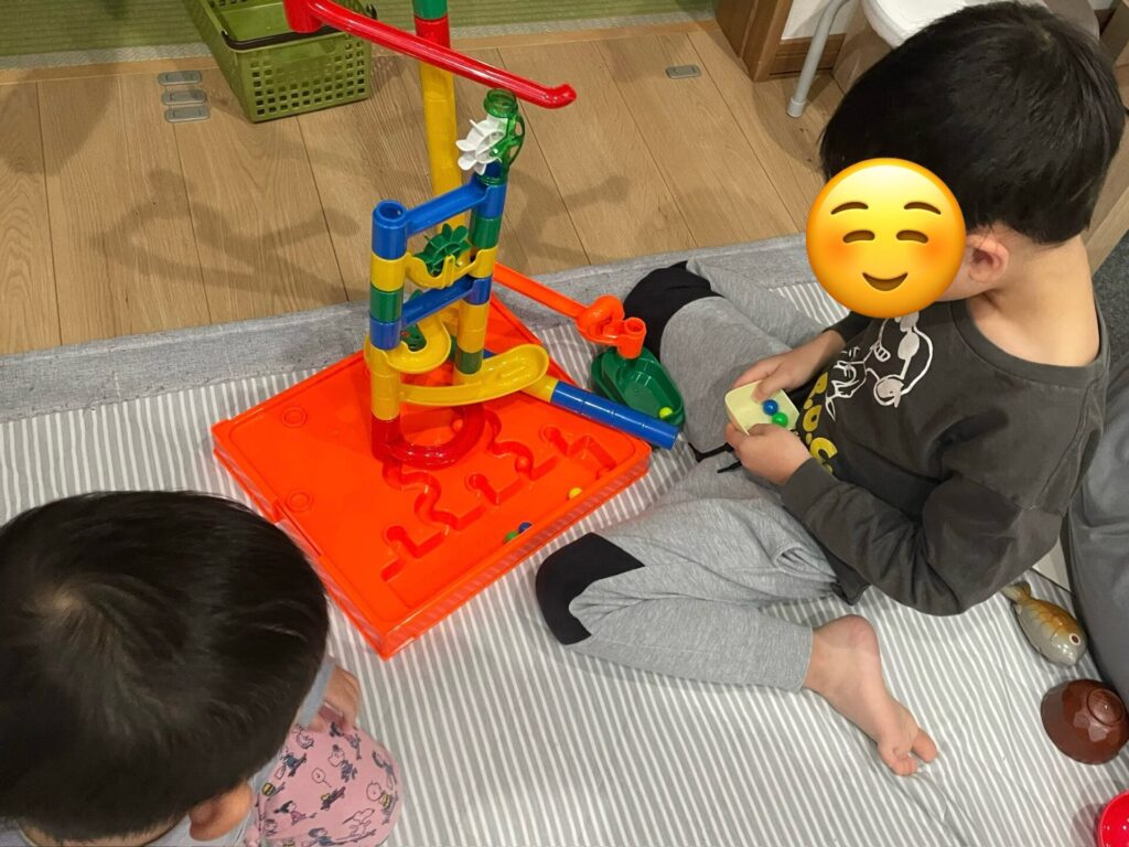 子どもが遊んでいる様子