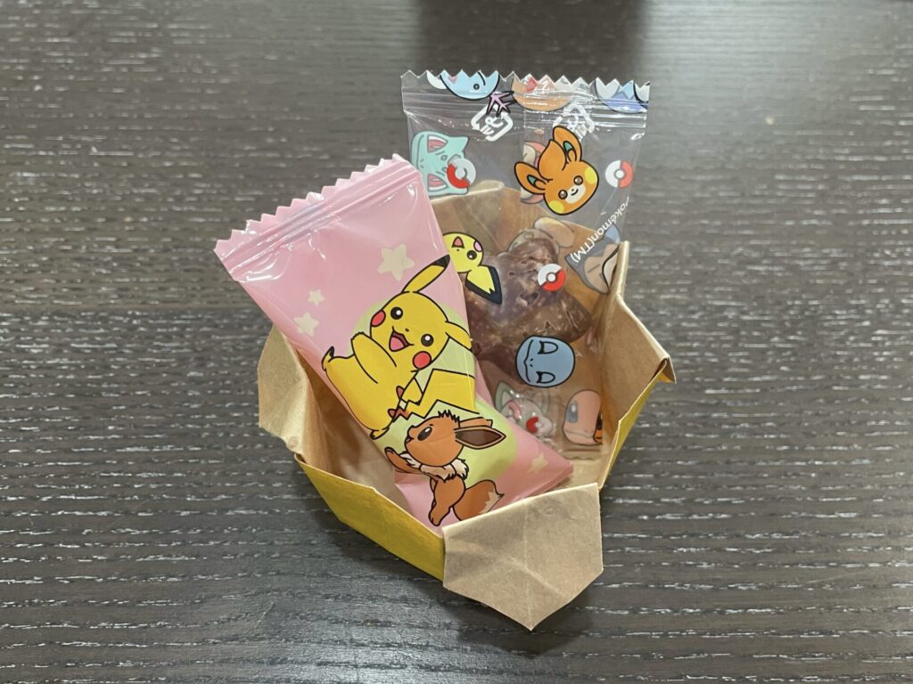 お菓子を入れた折紙のいれもの