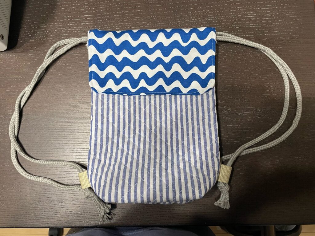紐を通す