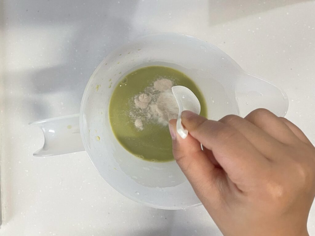 ゼラチンはまたは寒天をいれる
