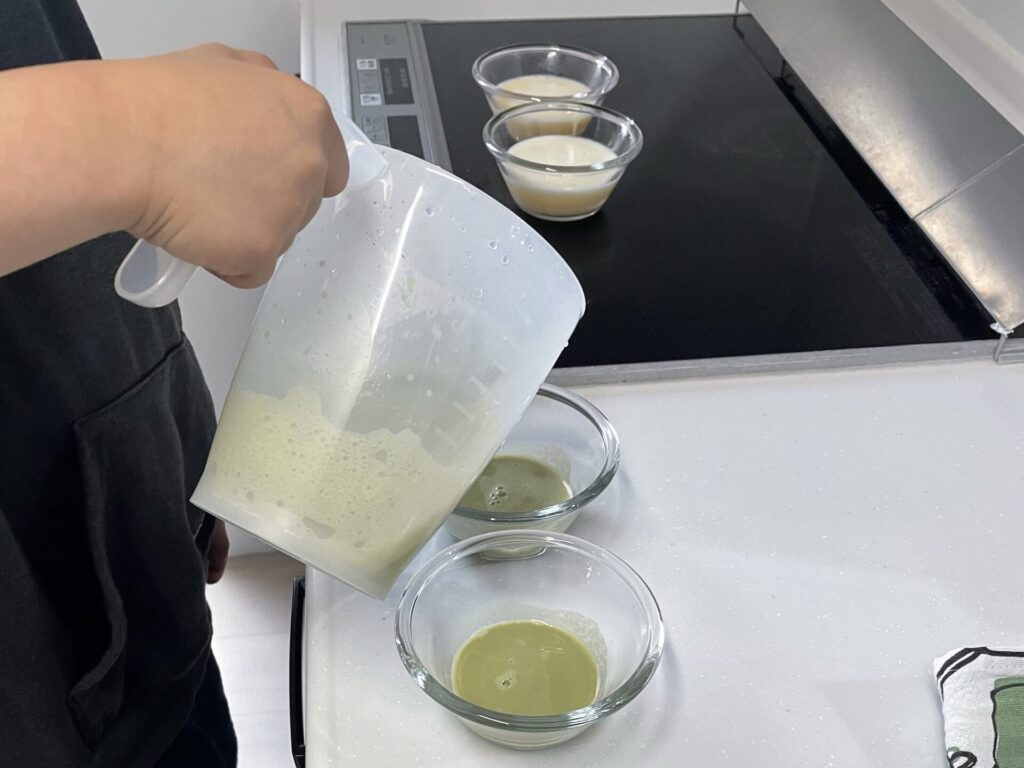 子どもがプリンを作る
