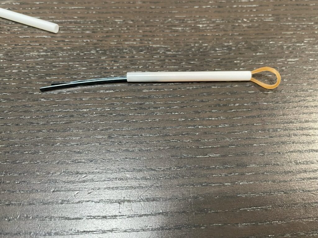 ゴムを通す