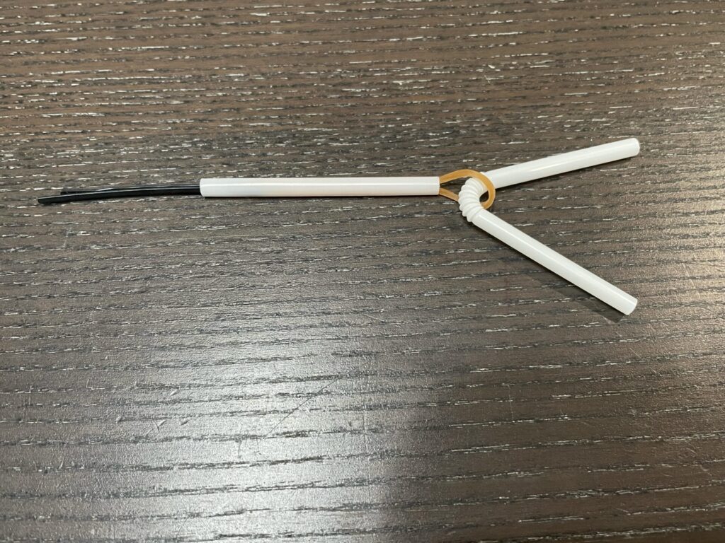 途中で曲がるストローを付ける