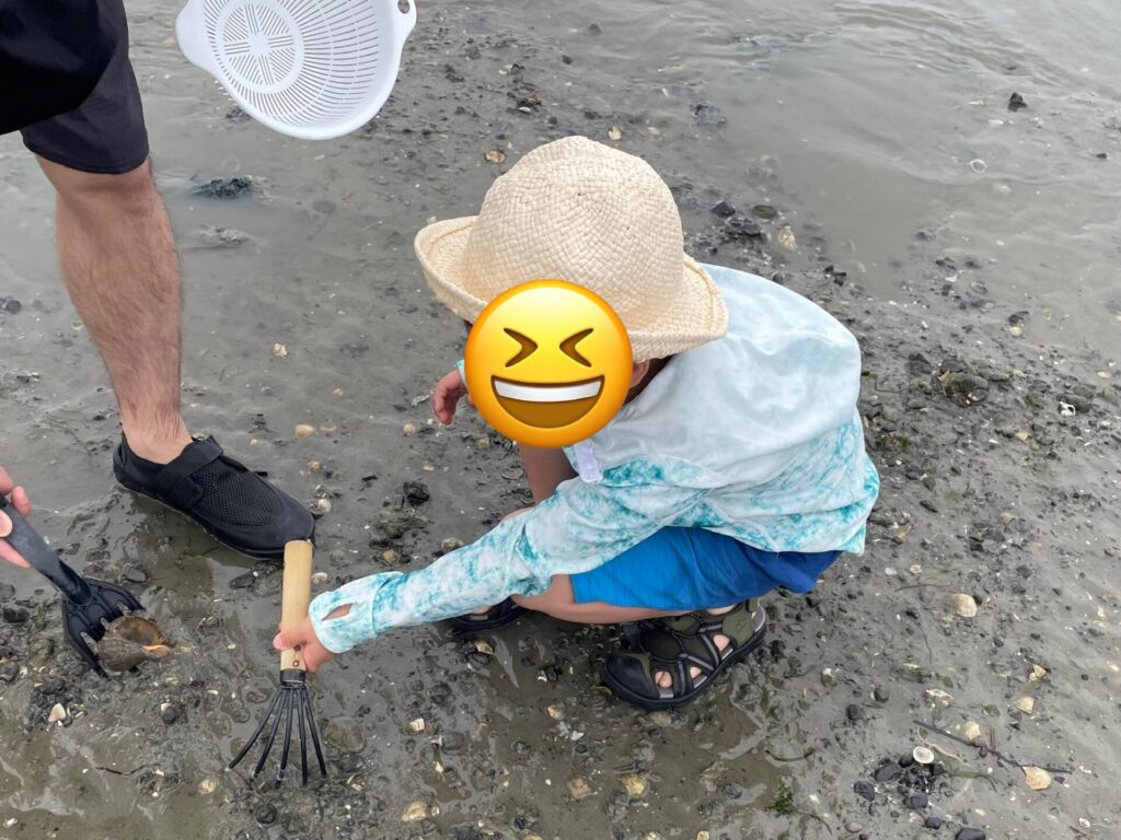 潮干狩りの子ども