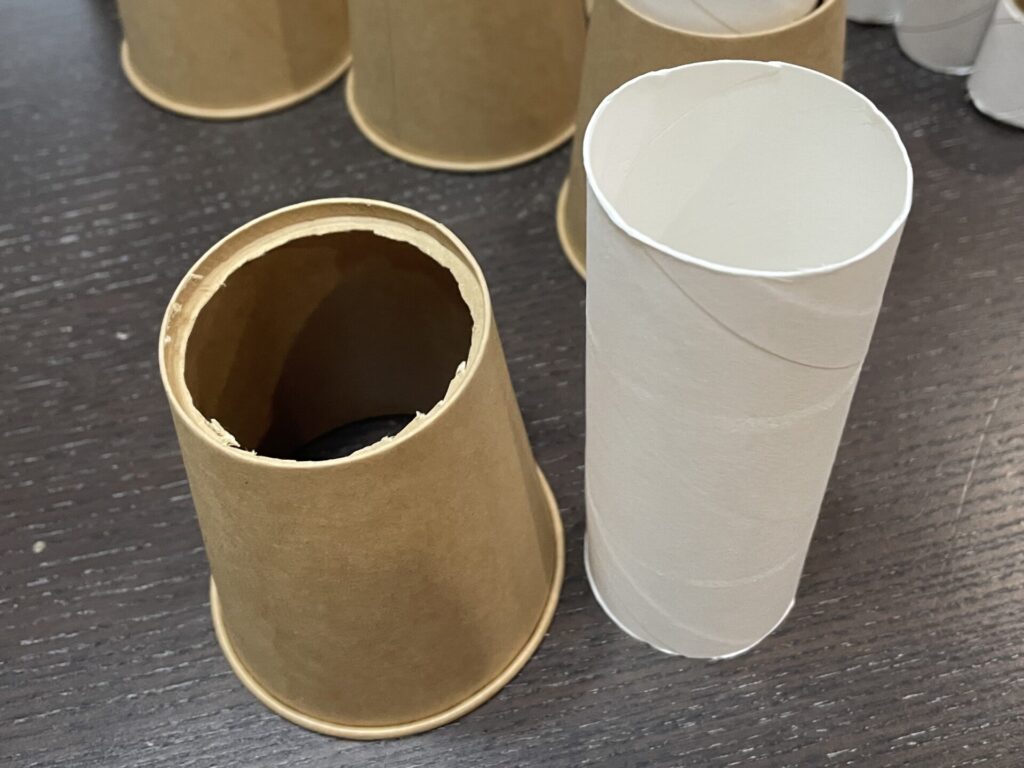 紙コップに穴をあける