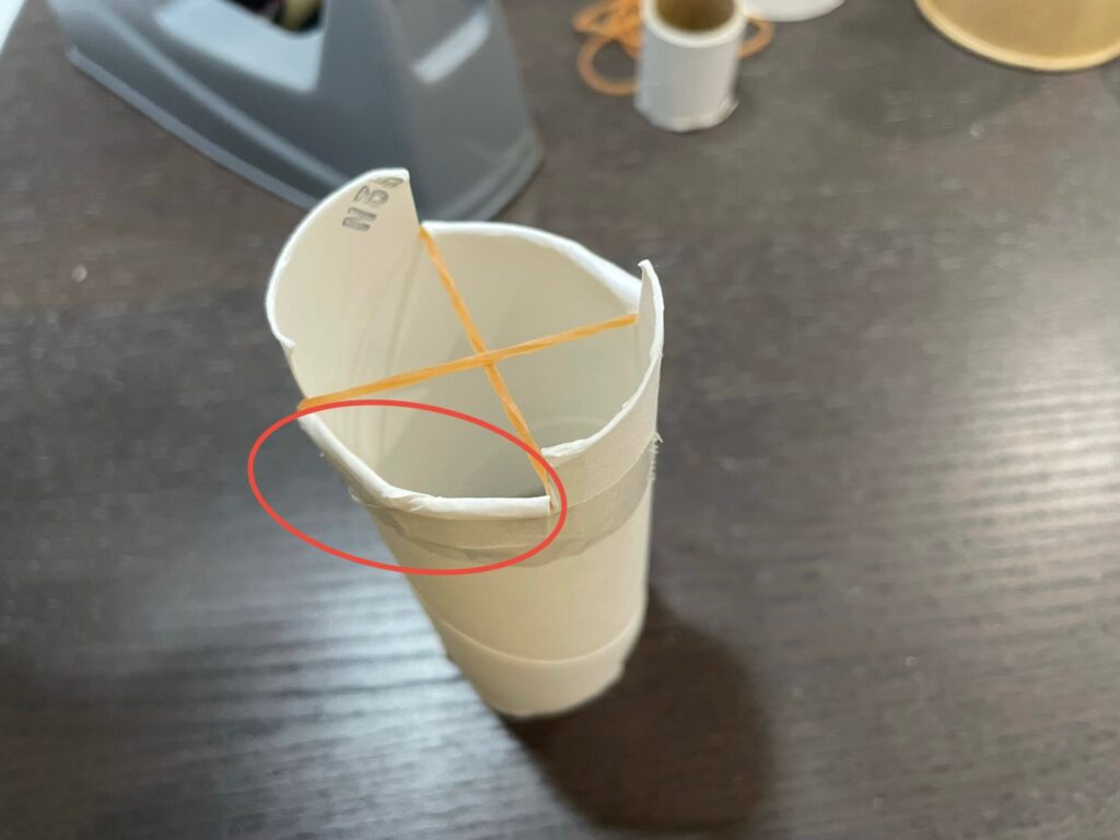 テープで輪ゴムを止める