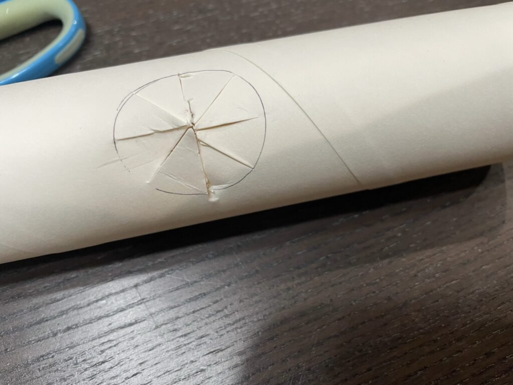 キッチンペーパー芯に穴