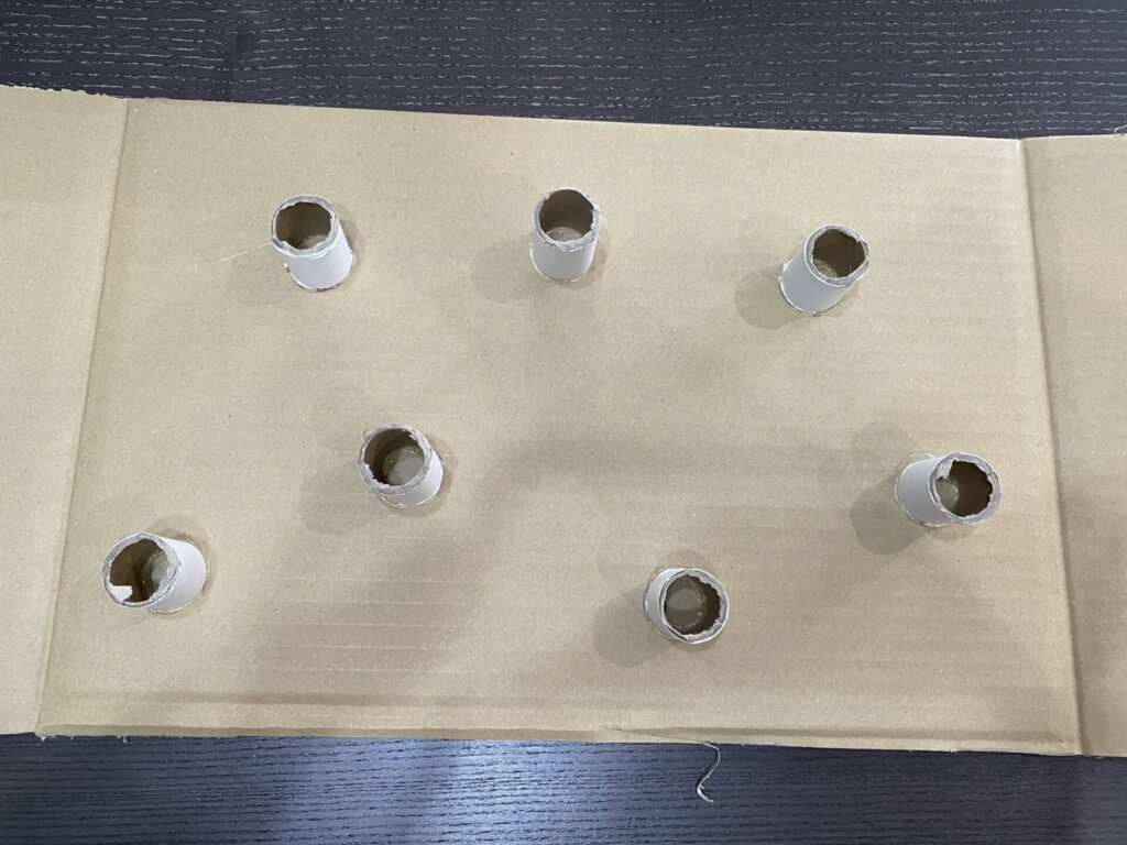 グルーガンでラップ芯を固定