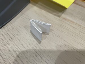 トイレットペーパーの芯を切る