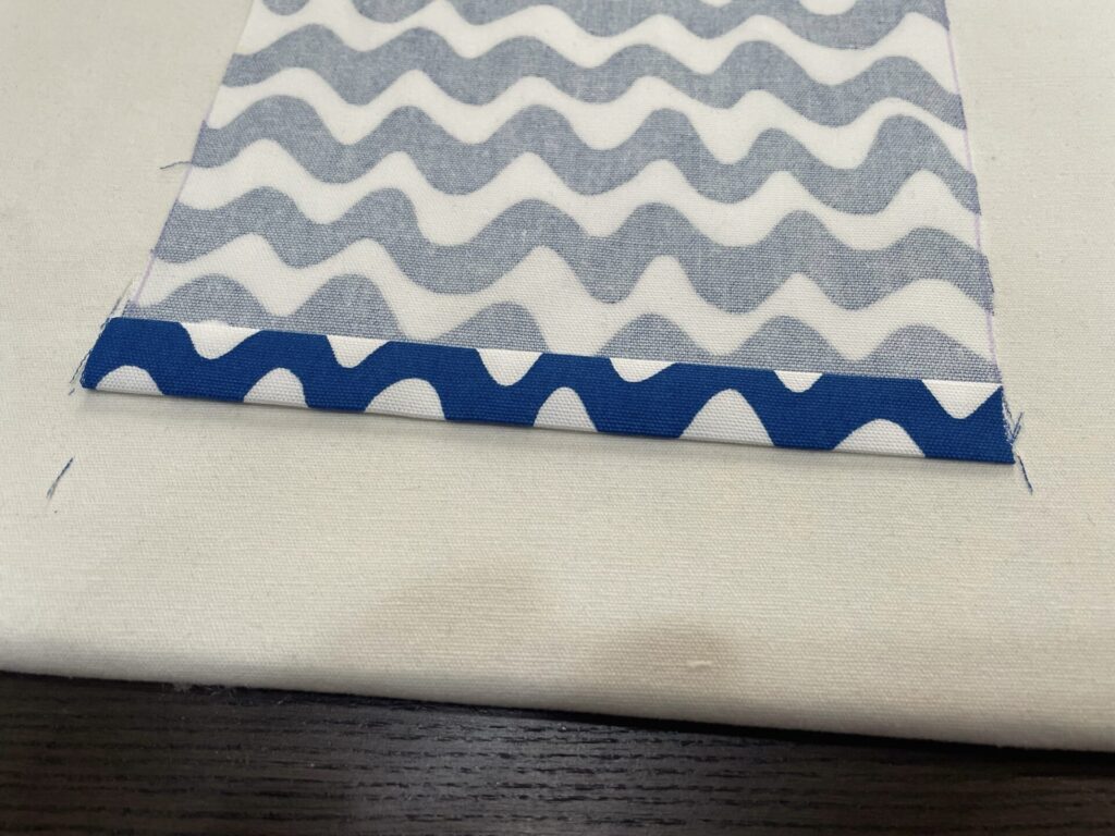 アイロンで端を折る