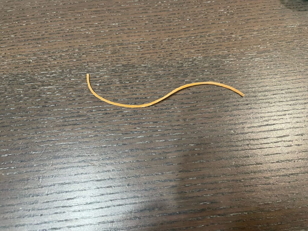 輪ゴムを切る