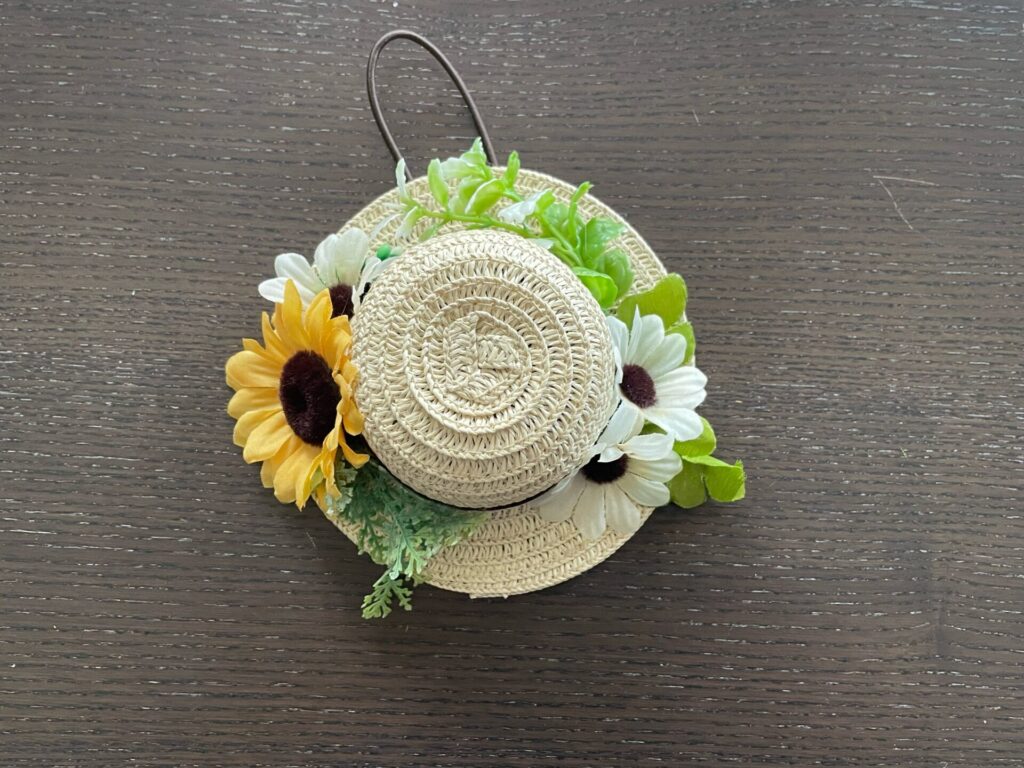 子どもの麦わら帽子で作る夏の壁飾り