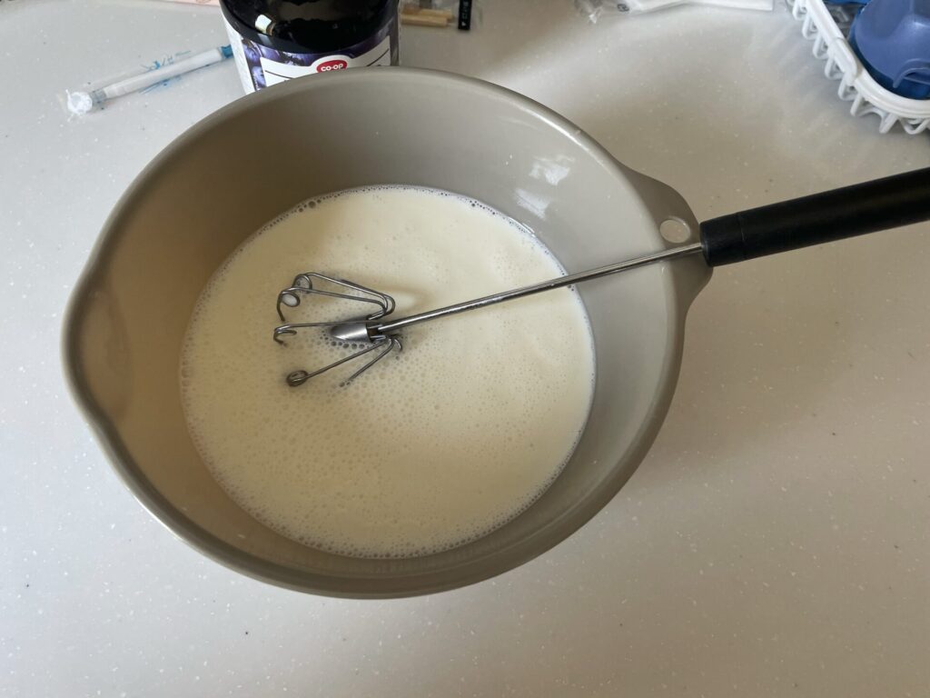 牛乳と練乳を混ぜる