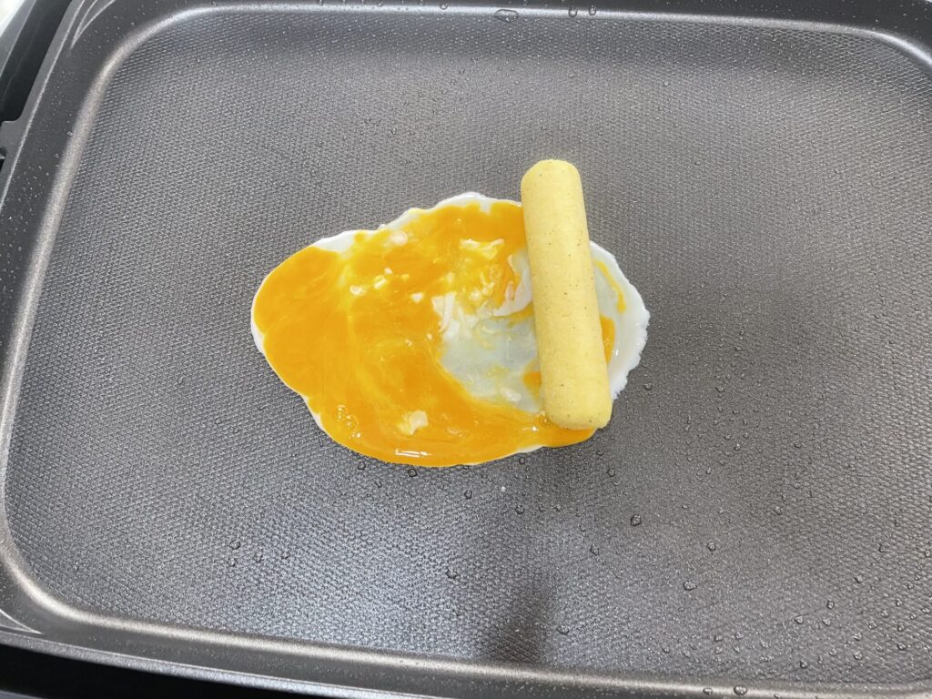 卵の上にうまい棒を置く