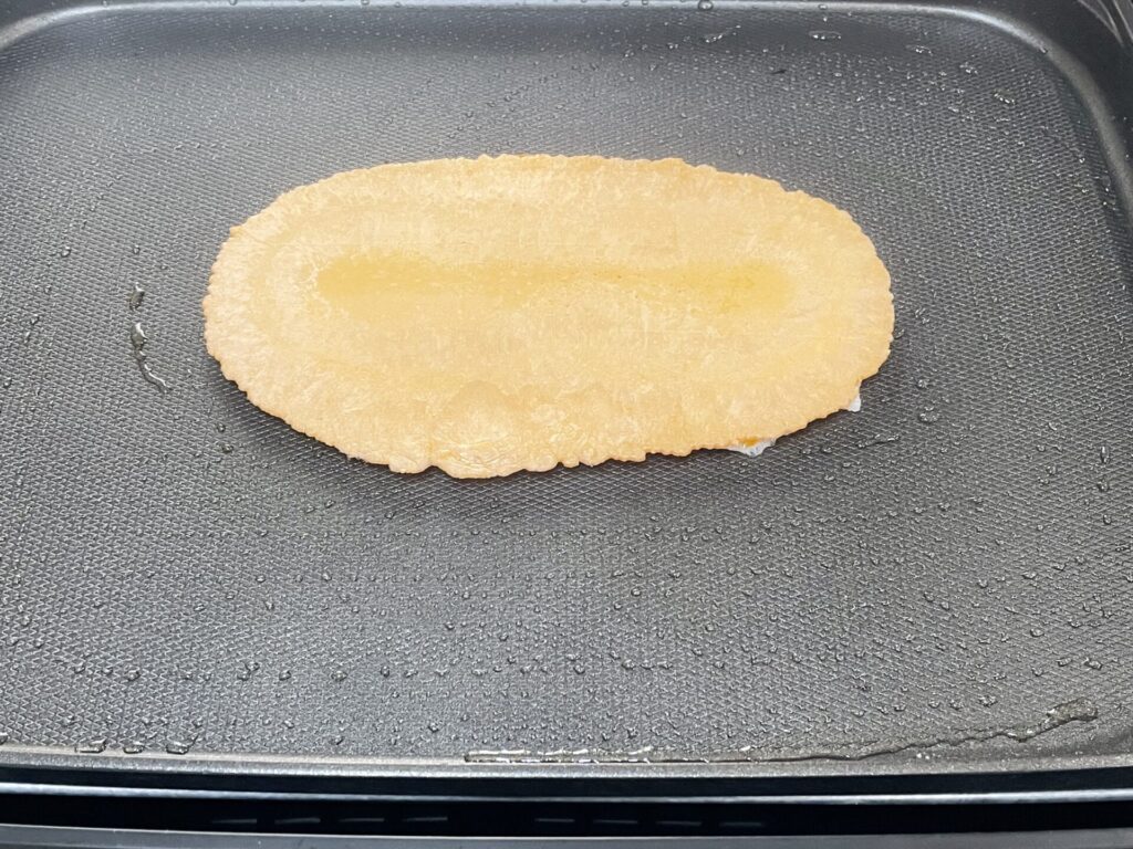 卵の上にえびせんをのせる