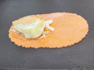 えびせんのうえにたまごをのせる