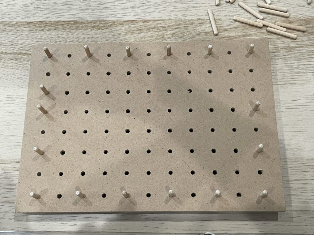 外周に木ダボをさす