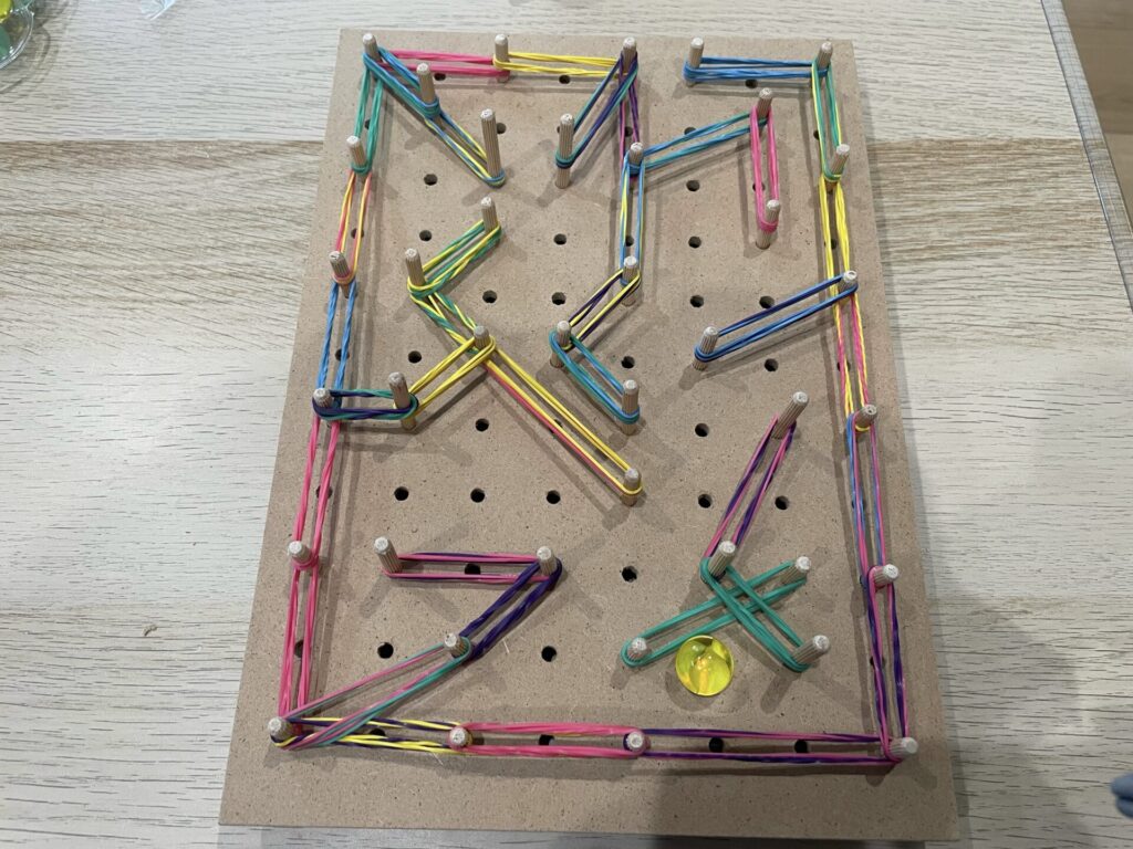 パンチングボードで作るビー玉迷路