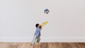 プールスティックで作る手作りラケット＆風船ボール　子どもの姿