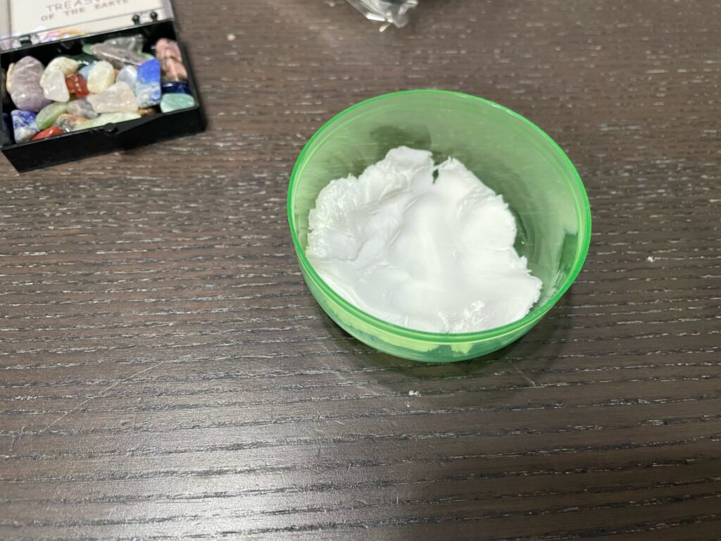 粘土をカプセルに入れる