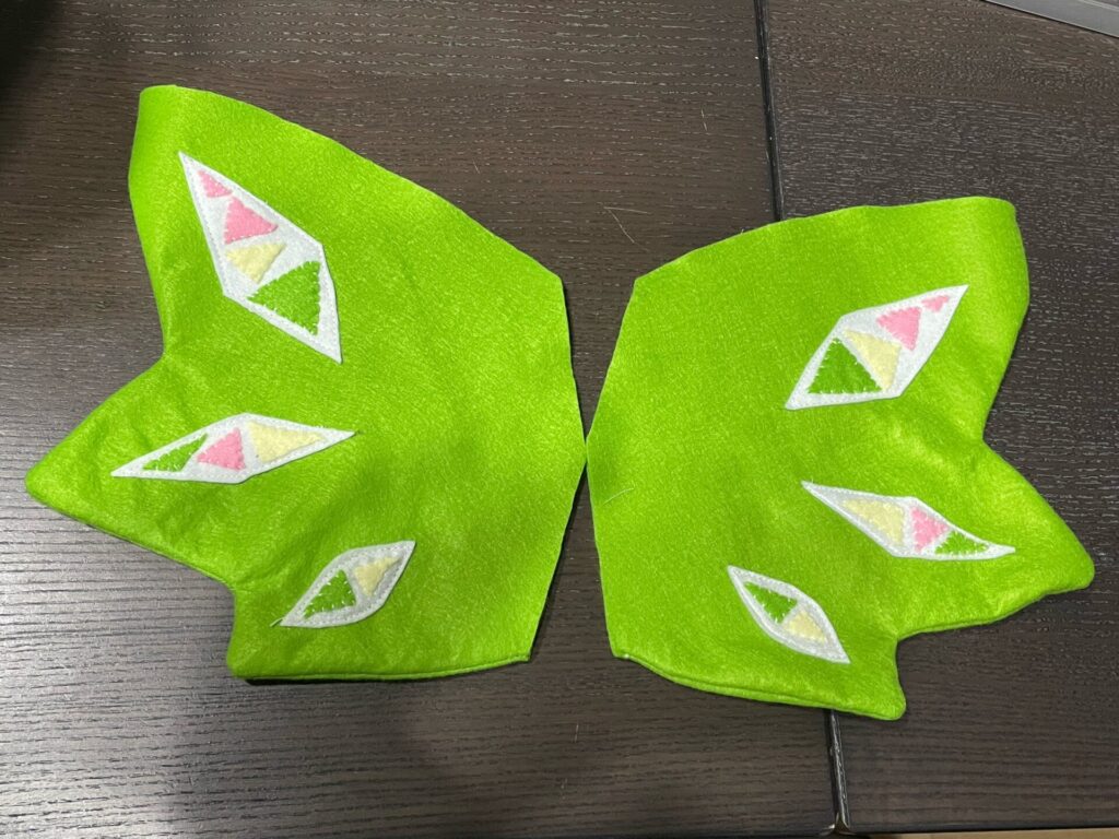 飾りを縫い付け