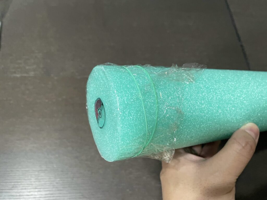 ラップを穴にかぶせる