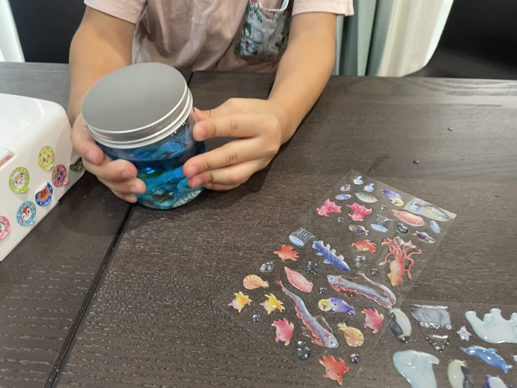 シールを貼る