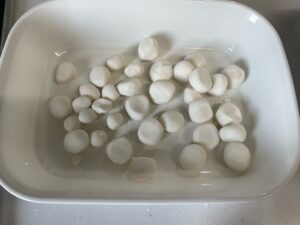 子どもと作るコップみたらし団子　丸める