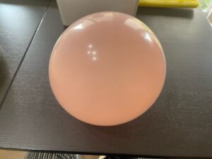 プールスティックで作る手作りラケット＆風船ボール　風船を膨らます