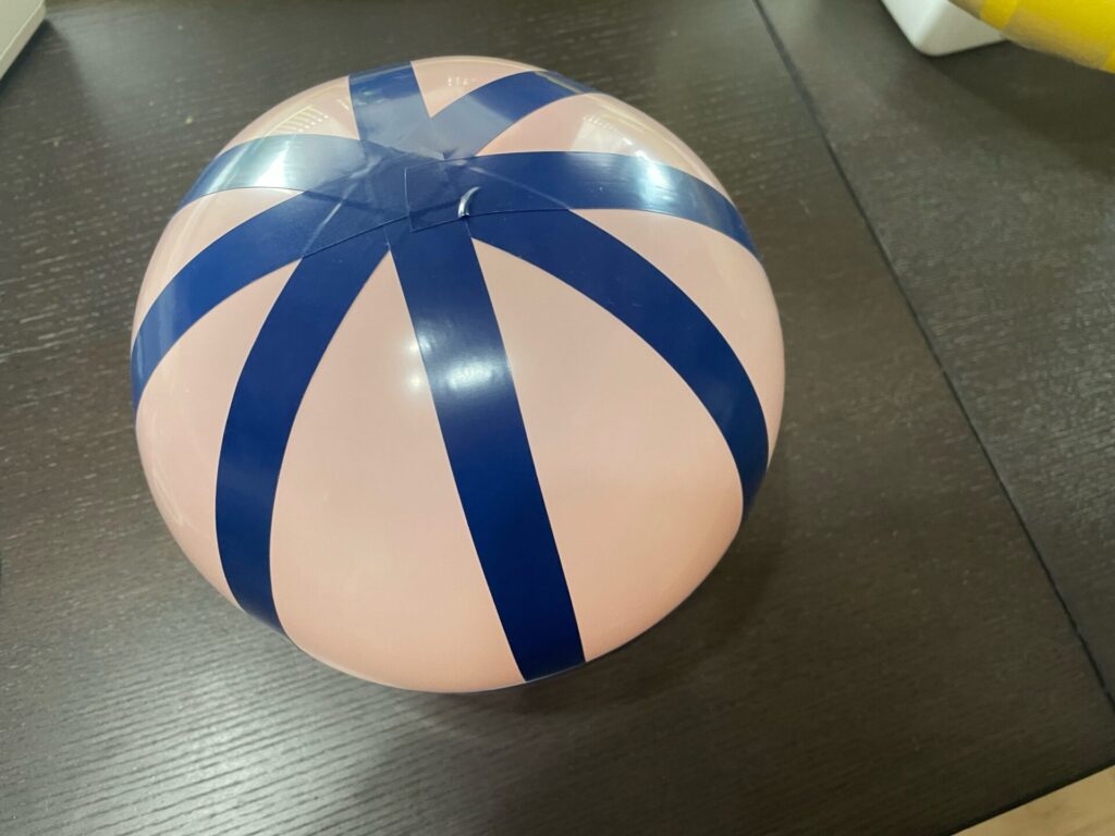プールスティックで作る手作りラケット＆風船ボール　風船にビニルテープをまく