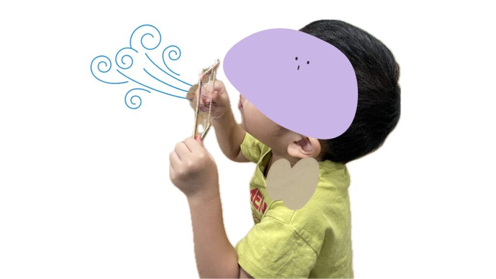 息をふきかける子ども