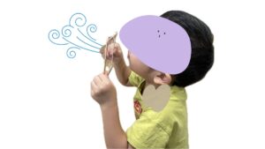 息をふきかける子ども