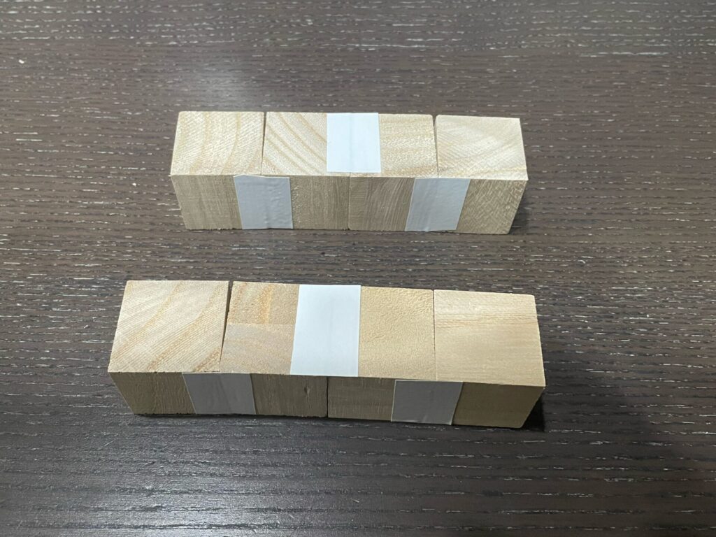 テープで固定する