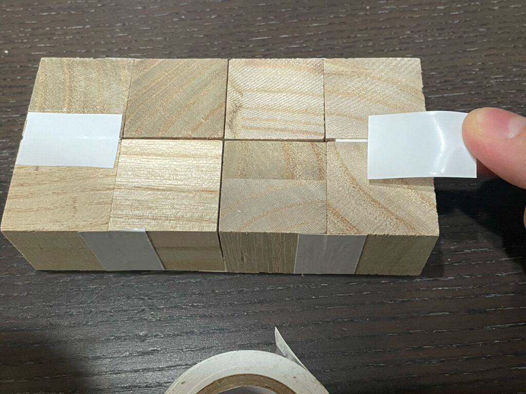 テープで固定する