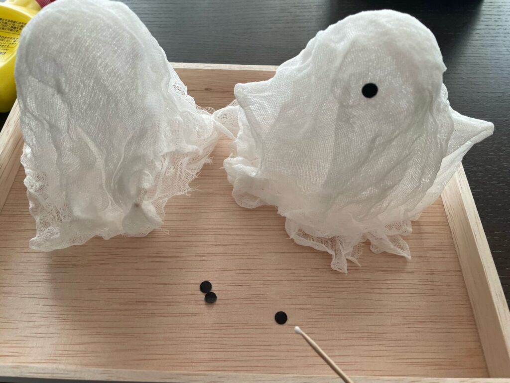 ハロウィンおばけの顔を付ける