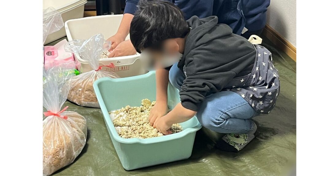 麹と塩を混ぜる