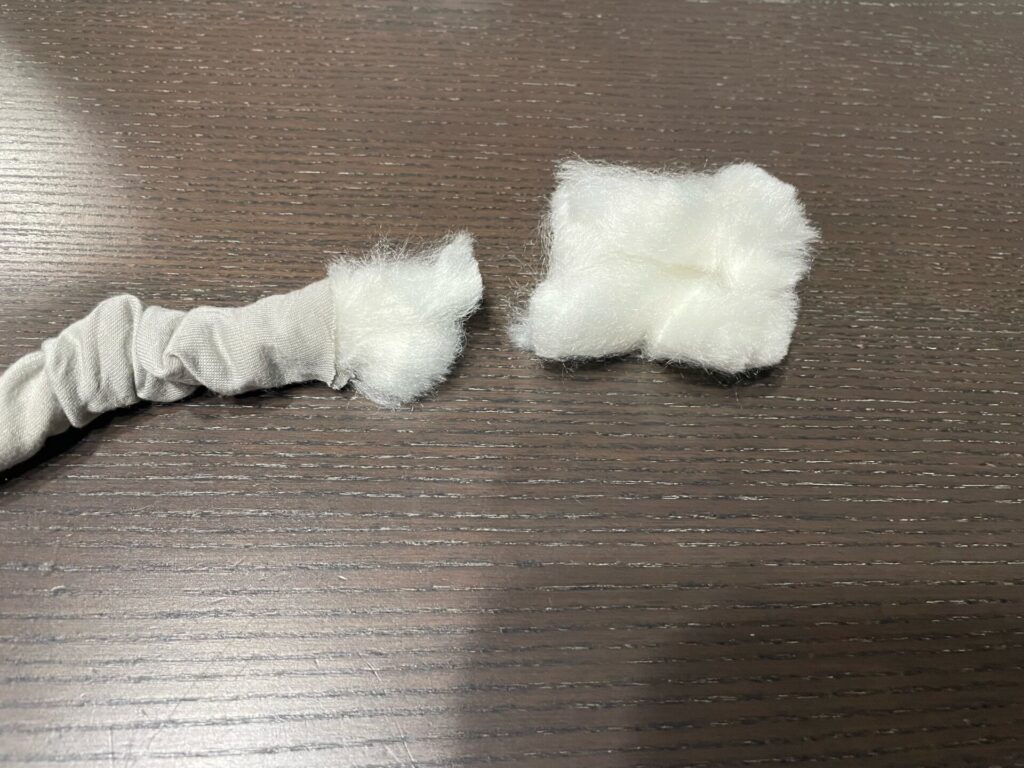 綿をカット